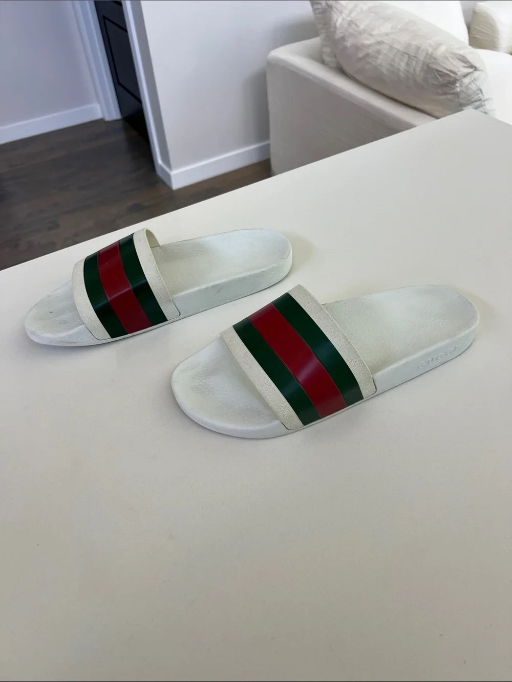Gucci pursuit ‘72 web rubber open toe slide white sandals green and red striped